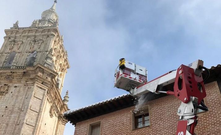 Trabajos de altura en los tejados de El Burgo