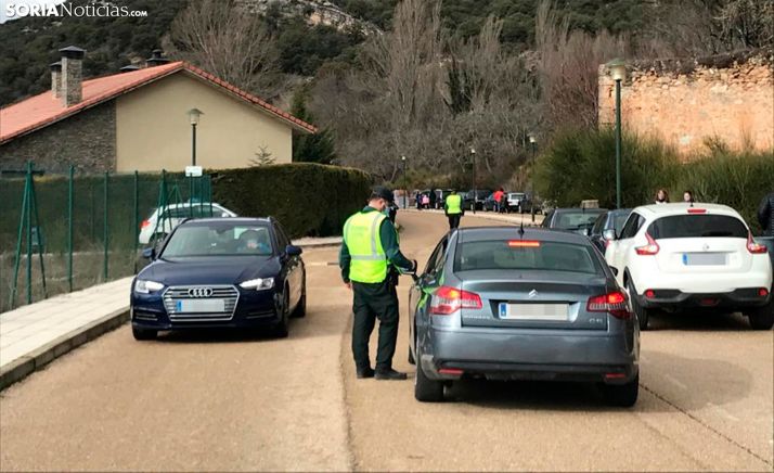 La cascada inunda de visitantes Fuentetoba 