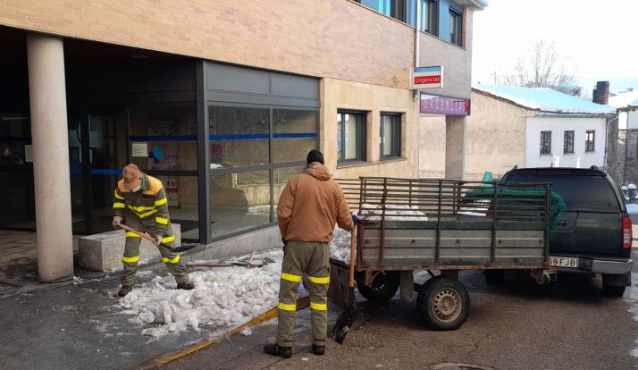 La Junta continúa las labores de limpieza de hielo y nieve de las zonas urbanas de la capital y la provincia