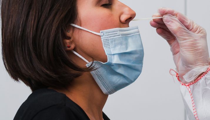 Junta y CEOE suscriben un acuerdo para incrementar la realización de test masivos en empresas