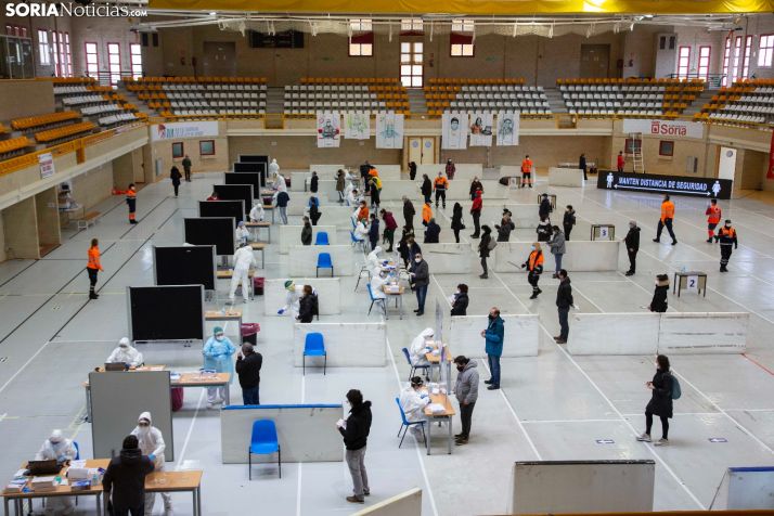 Más de 4.000 personas aguantan hasta 1 hora de cola para participar en el macro cribado de Soria