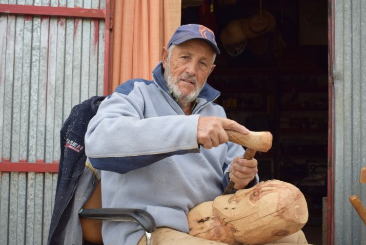 Clemente Palacios, trabajando una talla en su taller de Fuentetovar.