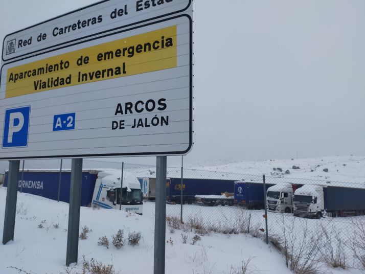 Más de 300 vehículos, embolsados por la nieve en la A-2