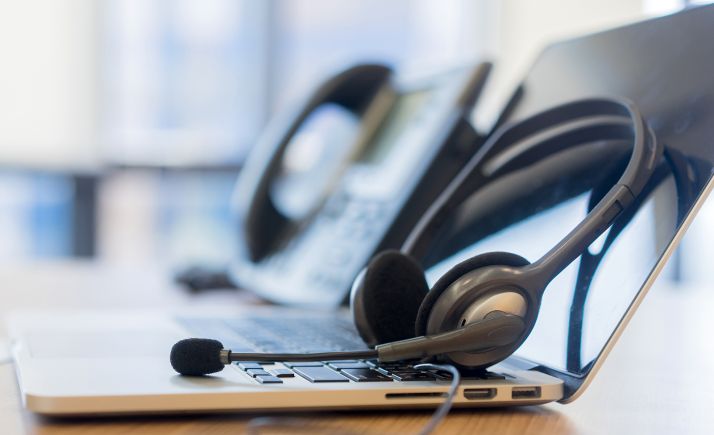 La Junta aprueba 3,8 M€ para la prestación unificada de teleasistencia avanzada, que ya es gratuita