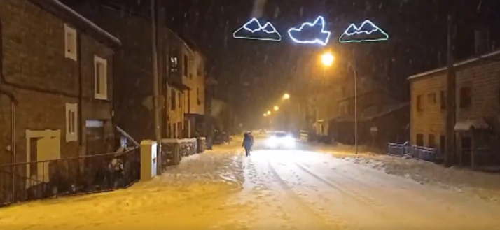 Vídeo: Nieva sobre nevado y ya cubre las carreteras de Pinares