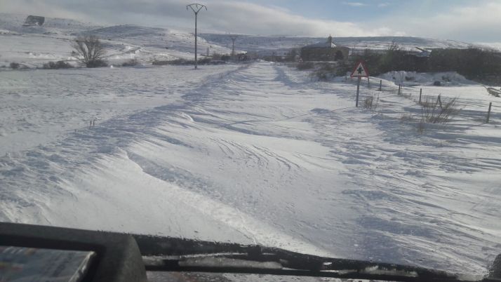 60 personas y 14 quitanieves de la Diputación continúan limpiando la provincia de Soria