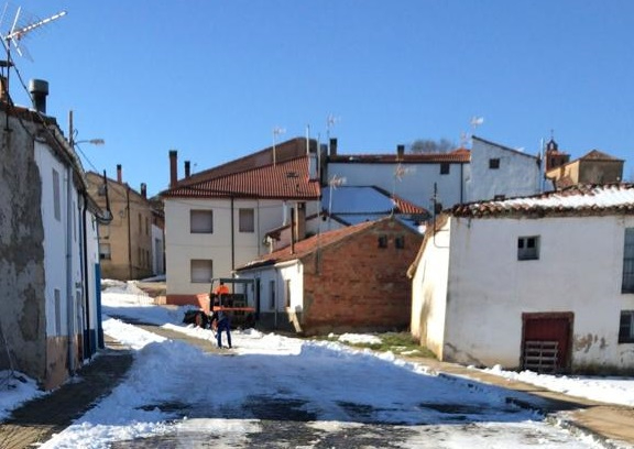 Tardelcuende retira más de 20 toneladas de nieve de sus calles