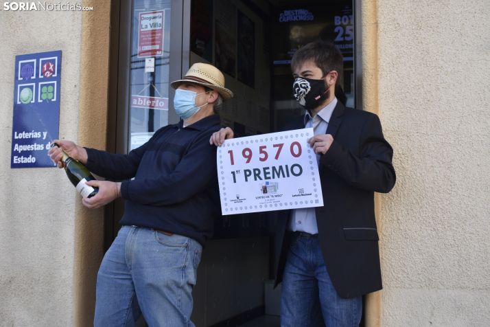 GALERÍA: Alberto y Javier reparten alegría en Almazán tras vender el primer premio del Niño