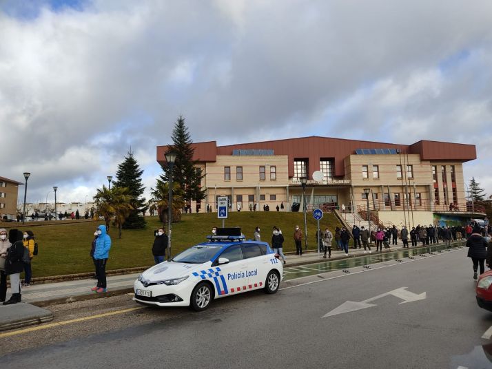 Fotos: Colas que van rápido en el comienzo del cribado masivo en Soria