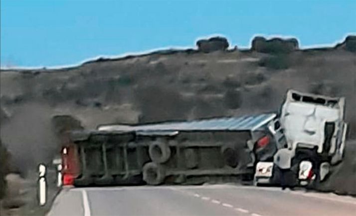 Herido el conductor de un camión al volcar con su vehículo