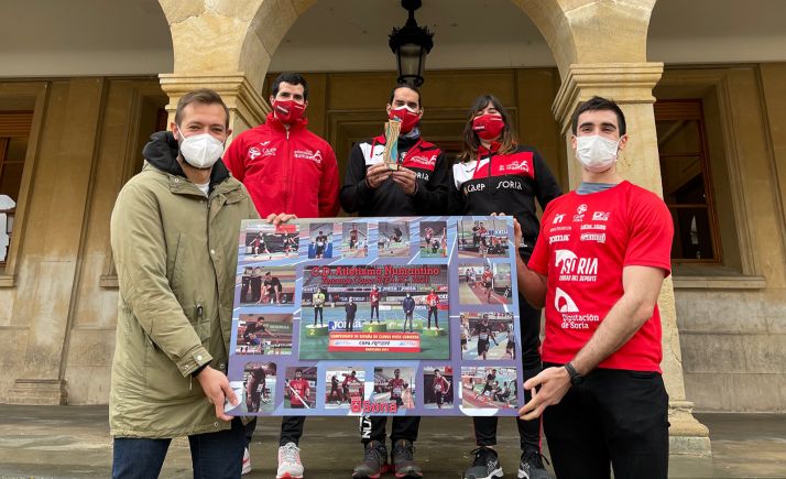 El Ayuntamiento recibe al Atletismo Numantino por su último éxito