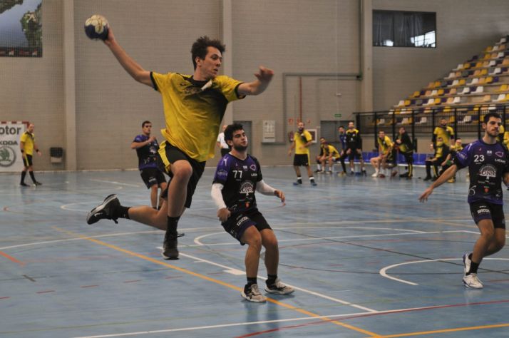 El BM Soria recibe a un rival directo, el Santoña