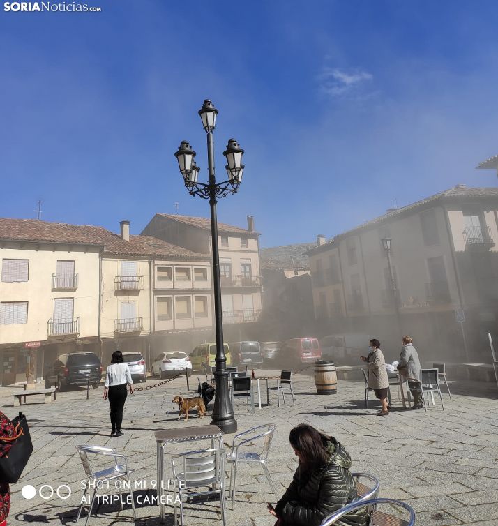 La gran polvareda originada instantes después del derrumbe. /Agustín Escolano