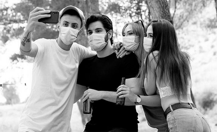 Hacerse un test de antígenos para salir de fiesta: lo negativo de dar negativo