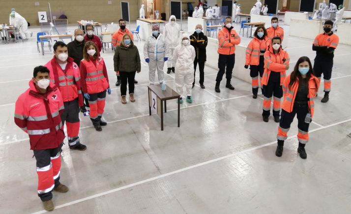 Voluntarios de Cruz Roja y Protección Civil junto con responsables de las pruebas tras la conclusión de estas. /Jta.
