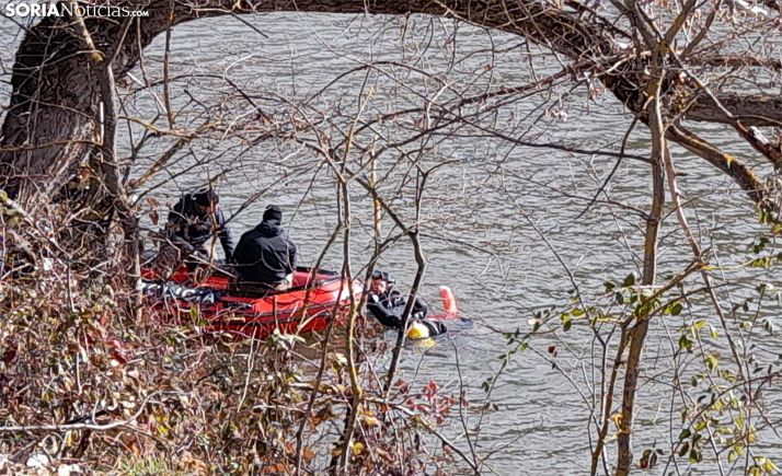 Los buceadores del GEO tras detetectar el cuerpo del joven. /SN