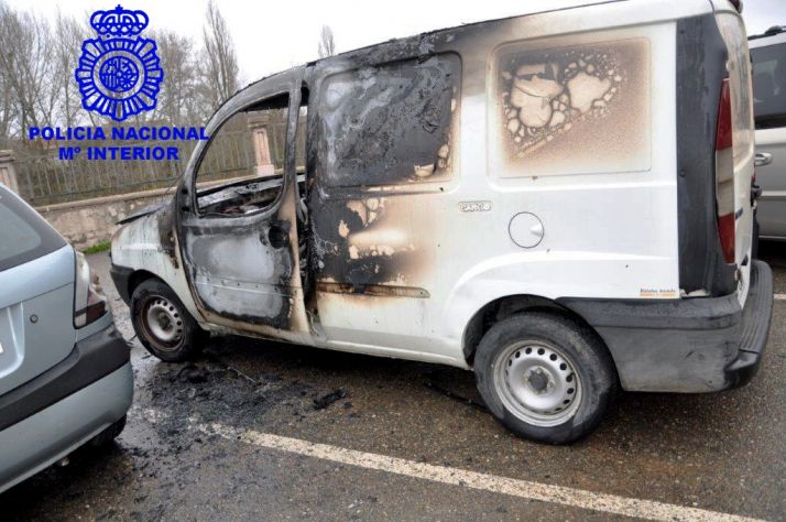 Un hombre quema cinco vehículos y dos contenedores en Aranda de Duero