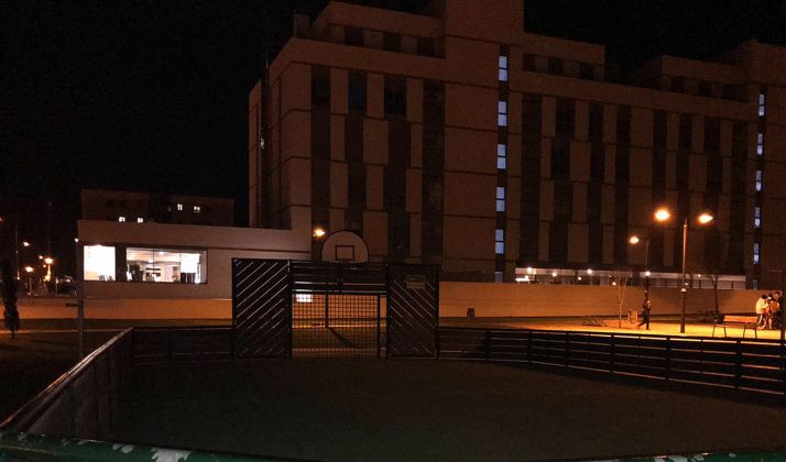 Una imagen de la cancha por la noche. 