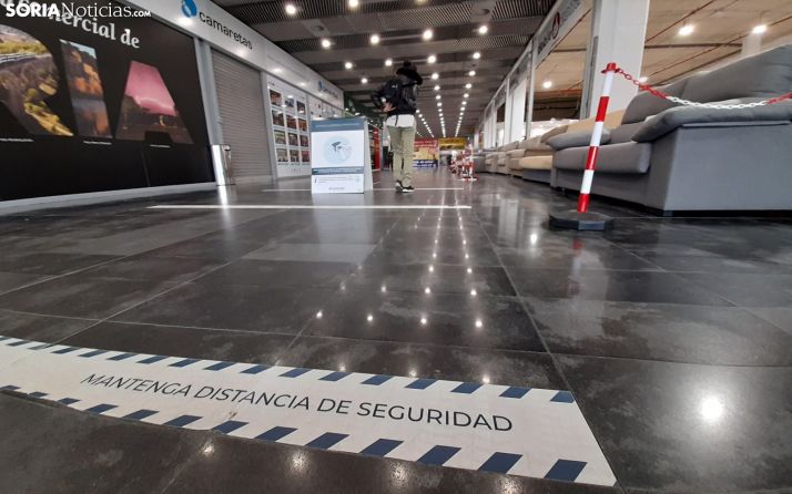 Temor y ganas en la apertura del centro comercial