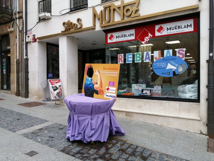 El comercio soriano se tiñe de morado para luchar contra la desigualdad