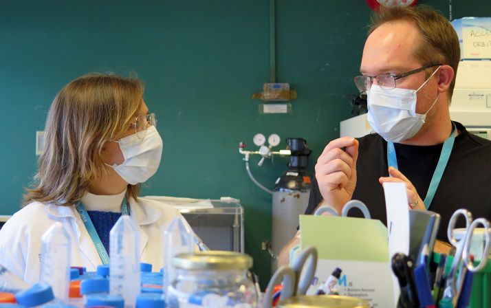 Tanto los anticuerpos generados por la vacuna como por la infección bloquean la variante inglesa del virus