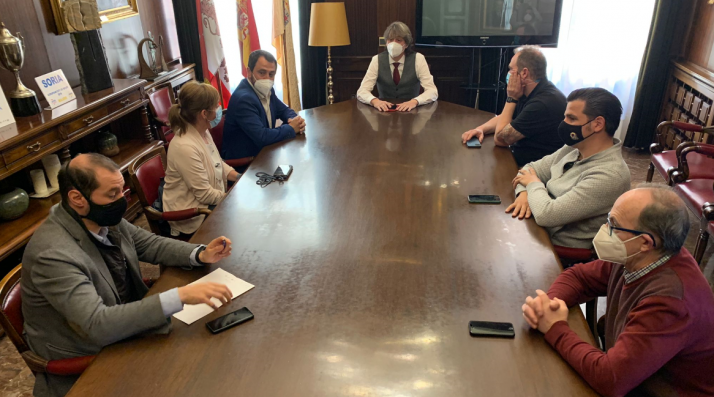 Ayuntamiento y Asothur se reúnen en vísperas de Semana Santa