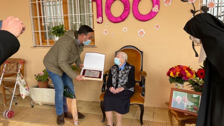 El Burgo rinde un cariñoso homenaje a Felicitas Barca por su centenario