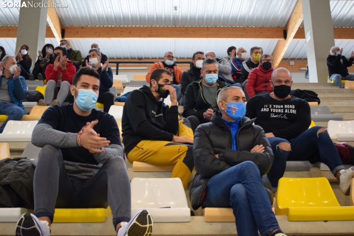 Público viendo este domingo el partido del Balonmano Soria, respetando las medidas de seguridad.