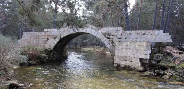 La Junta y el Ayuntamiento de Covaleda adjudican las restauración del puente de Santo Domingo 