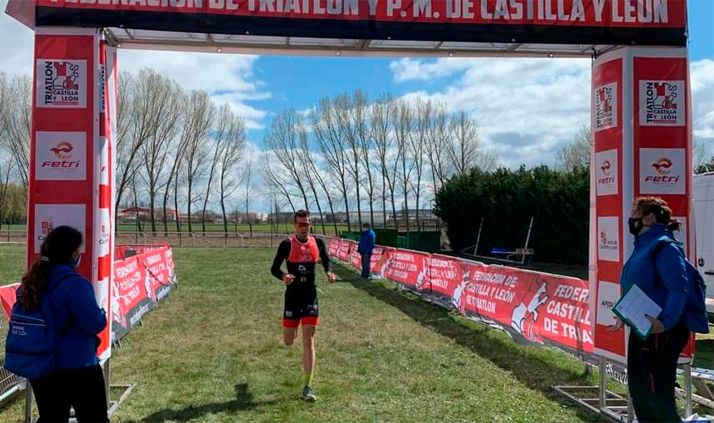 Javi García celebra su regreso al Triatlón Soriano con victoria en Fuentespina