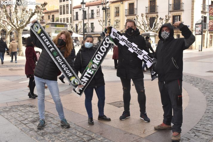 FOTOS: La afición del Burgos calienta motores ante una fuerte presencia policial
