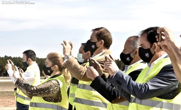 Varios cargos de la Diputación y el Ayuntamiento de Garray en la llegada del primero de los aviones al ATI
