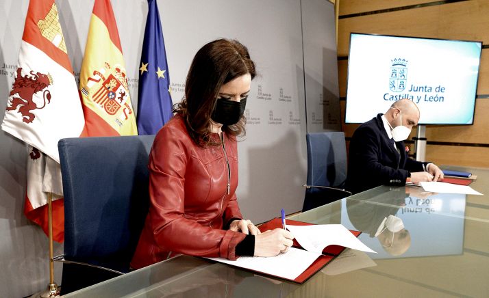 Junta y patronal suscriben un acuerdo para mantener el empleo y la recuperación económica de la hostelería, el turismo y el ocio