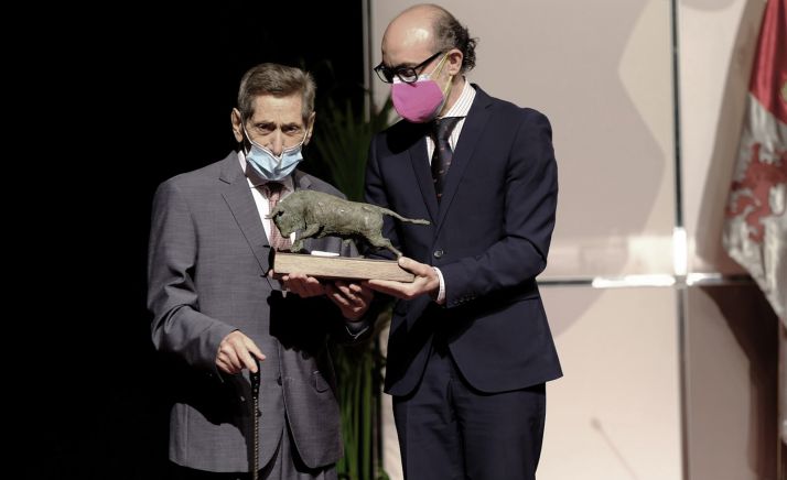 El torero (izda.) con el consejero.