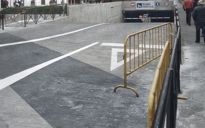 Los vecinos del Espolón y adyacentes piden la reapertura del paso peatonal junto al parking