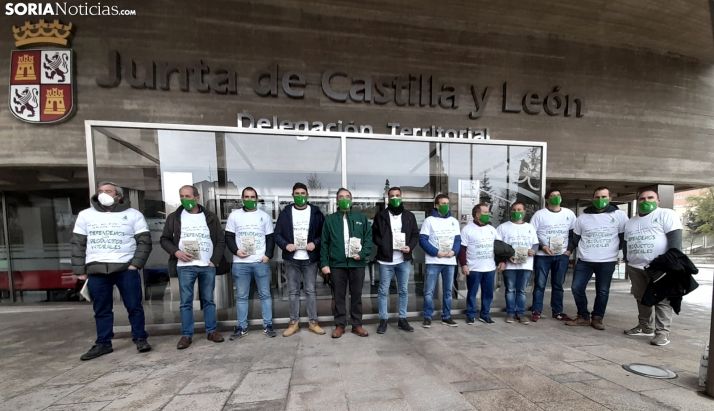 ASAJA Soria entrega un libro a la Junta para la defensa de la ganadería
