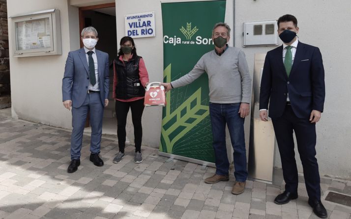Caja Rural de Soria entrega desfibriladores a dos municipios de la provincia