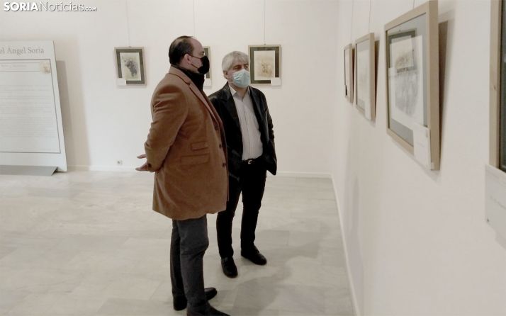 El regidor burgense, en primer término, y el teniente de alcalde, en la apertura de la muestra. /SN