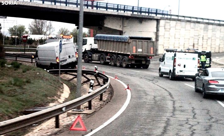 Complicado accidente en la rotonda del Caballo Blanco