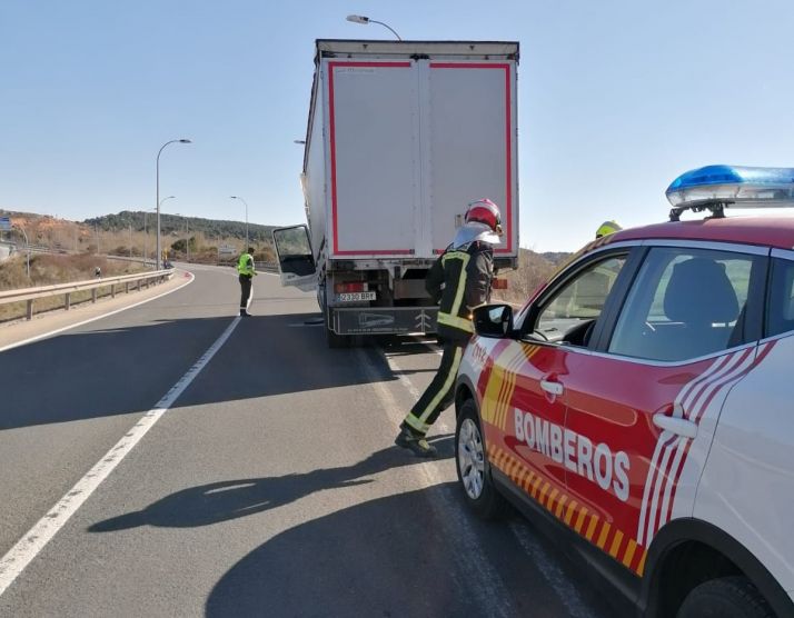Los bomberos de Soria intervienen en un accidente de un camión a la entrada de la capital desde Madrid