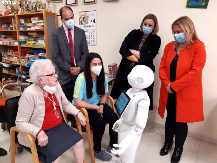 El robot Copito facilitará la vida a los mayores de Los Royales