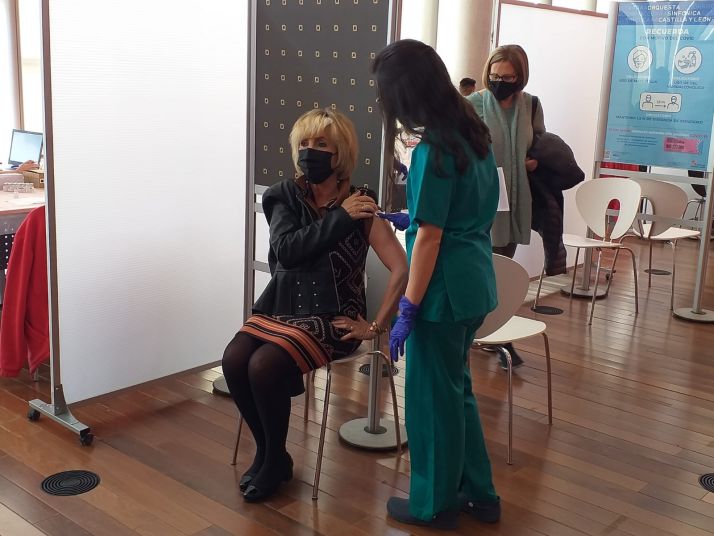 Verónica Casado se vacuna con AstraZeneca