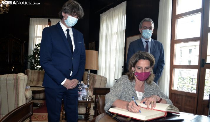La ministra Ribera estampa su firma en el libro municipal de personalidades
