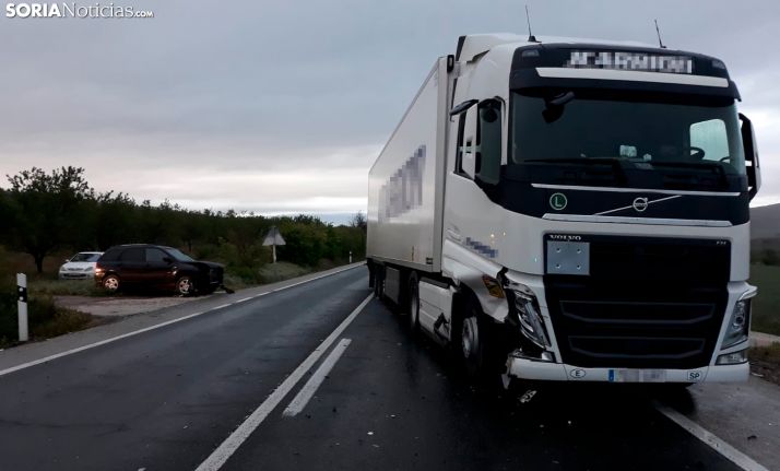 Choque sin víctimas entre un tráiler y un todoterreno