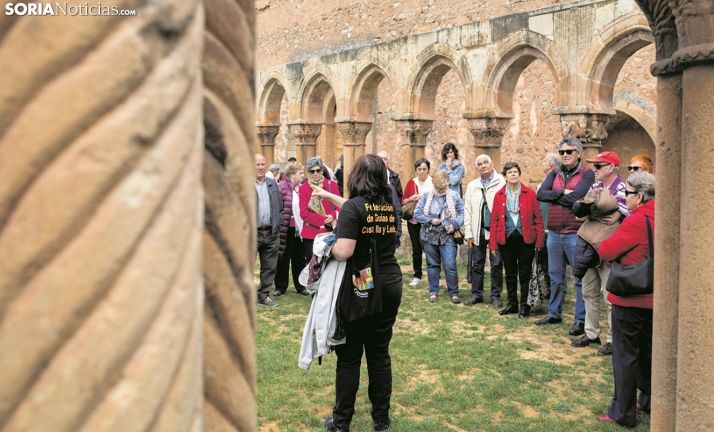 Visitantes en lo Arcos de San Juan de Soria.