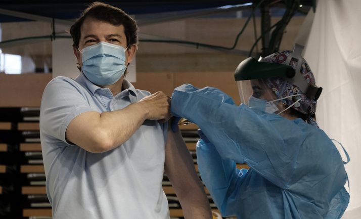 Mañueco recibe la vacuna: Es la puerta a la esperanza para recuperar nuestras vidas y la actividad económica