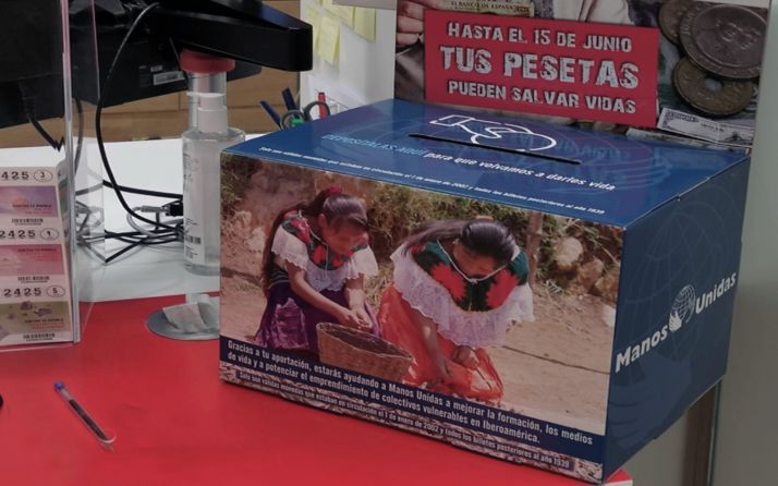 Manos Unidas recoge con el Banco de Santander pesetas para convertirlas en un proyecto solidario