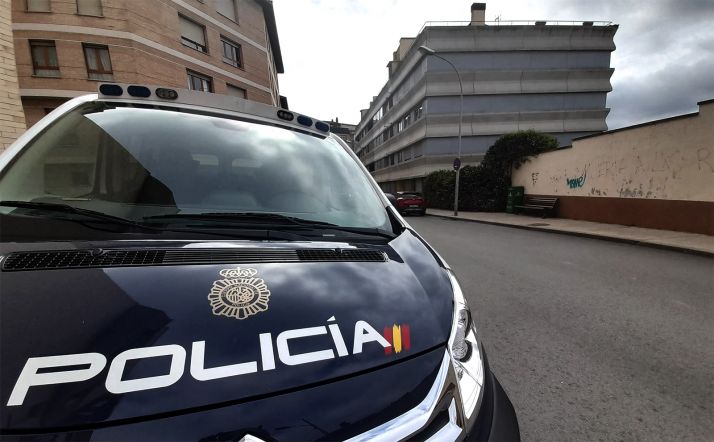 Un vehículo del CNP próximo al edificio (dcha.) este jueves. /SN