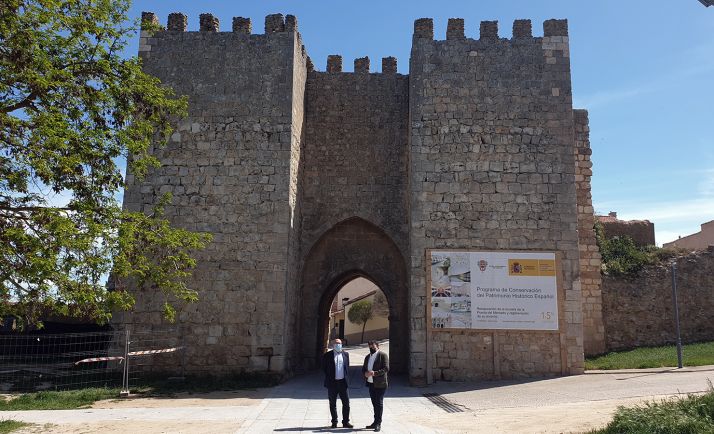 El alcalde (dcha.) y el subdelegado frente a una de las puertas de la muralla. /SdG