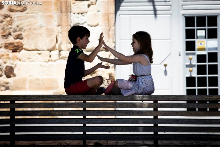 Dos niños sorianos juegan en una imágen de archivo del pasado verano. María Ferer
